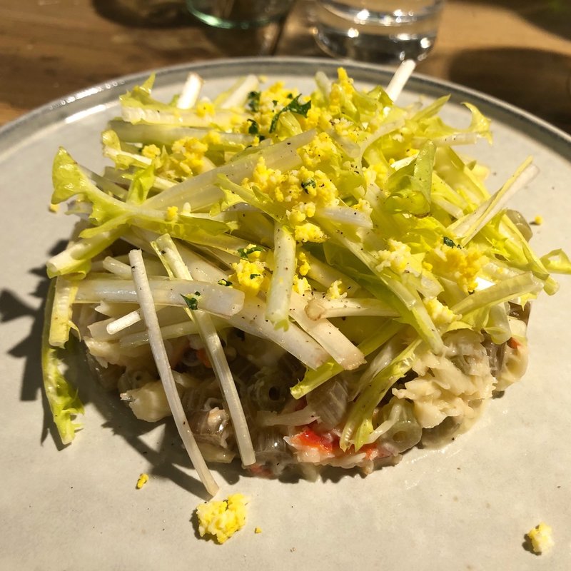 ズワイ蟹、蕗、日向夏のタルタル　フランス産タンポポのミモザサラダ(lumielune(ルミエルネ))