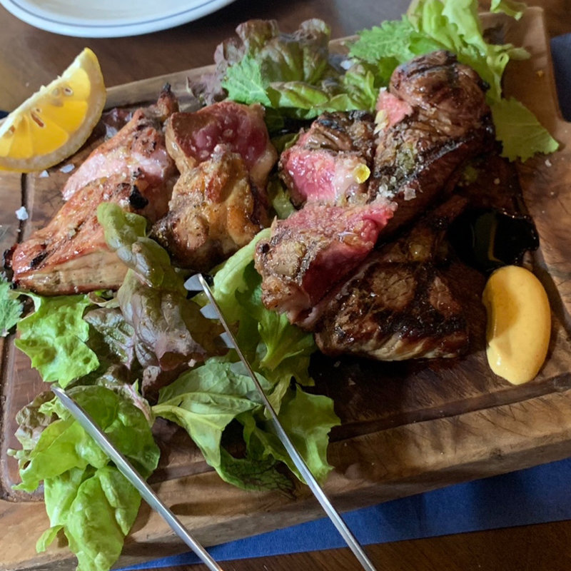 溶岩石グリルのステーキ盛り合わせ(goffo)