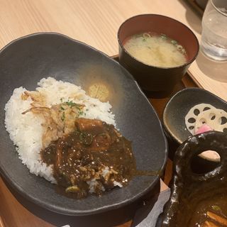 牛ホルモン土鍋カレー定食(ステーキの店吉備)