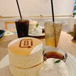ホワイトスフレパンケーキ2P(BURN SIDE ST CAFE （バーンサイドストリートカフェ）)
