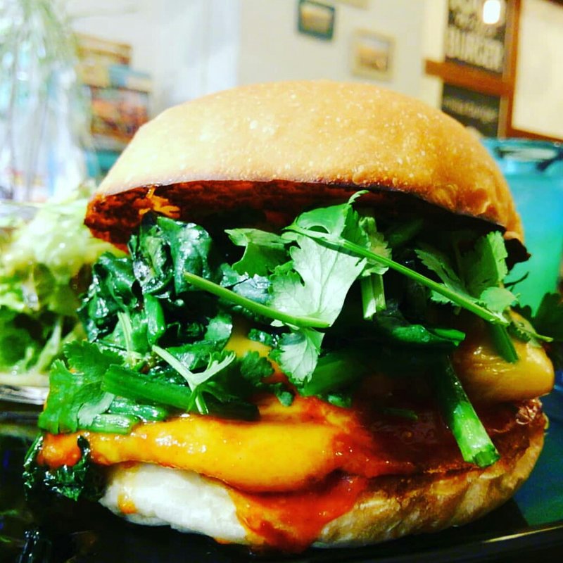 ハンバーガー(ブラウンバンズ＋チキンバーガー＋トマト＋ほうれんそう＋パクチー＋チェダーチーズ＋ヤンニョムソース)(milia burger)