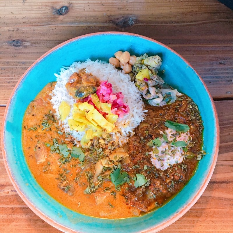 BEEFキーマ＆556チキンカレー(副菜4種付き)(SPICE STAND 556)