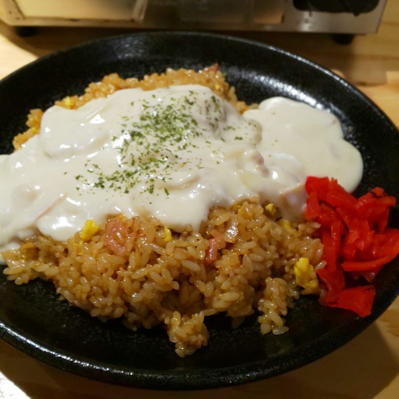 にんにくピラフ 小盛り ホワイトソースがけ(一宮グルメ横丁)