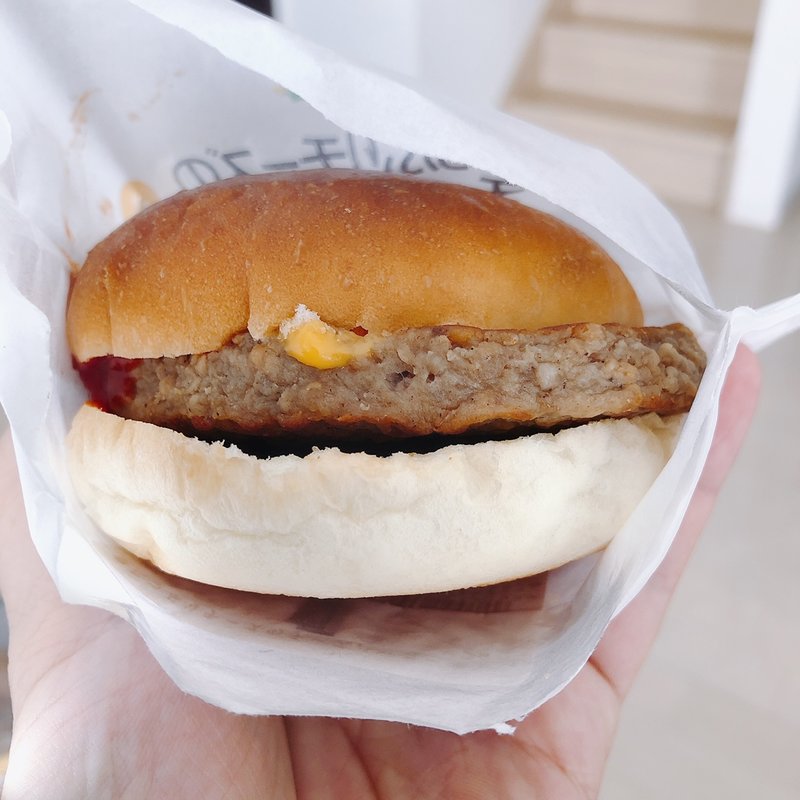 たっぷりチーズのチーズバーガー(セブンイレブン 横浜北寺尾7丁目店)