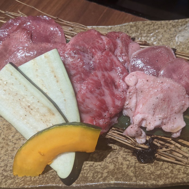 牛タン塩、肉盛り2種(焼肉ホルモン酒場 陽真)