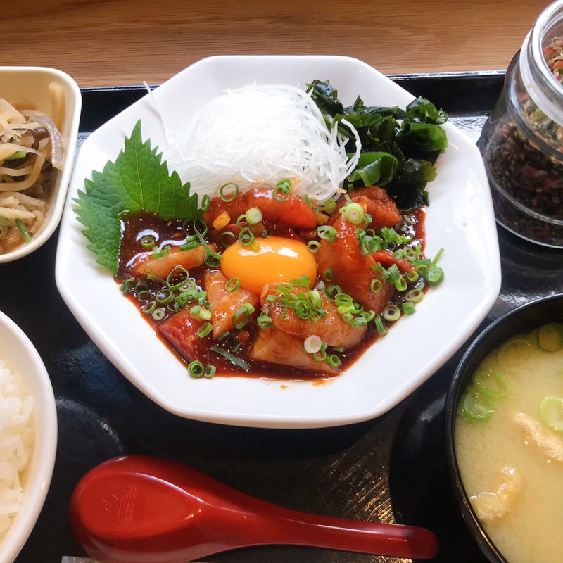 対馬ブリトロユッケ定食(梅山鉄平食堂 博多店)