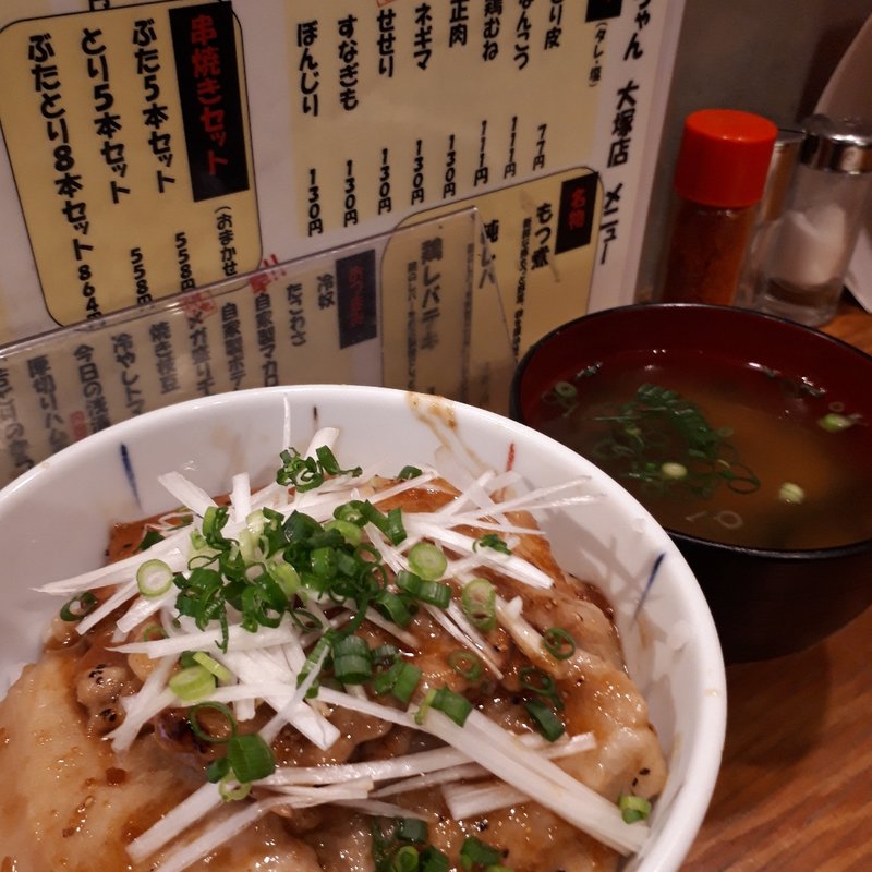 豚丼(　やきとんあきちゃん)