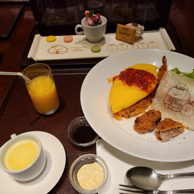 オムライスランチとすみっコぐらしのデザートプレートセット(ダイニング&バー「美味旬菜」)