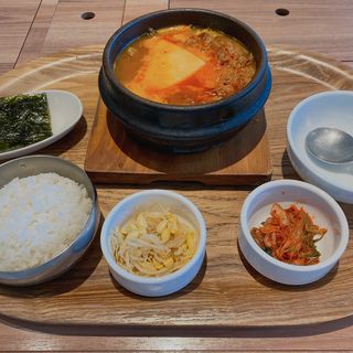 牛肉とチェダーチーズのチゲ定食(カフェ シジャン 明石駅ピオレ２Ｆ店)