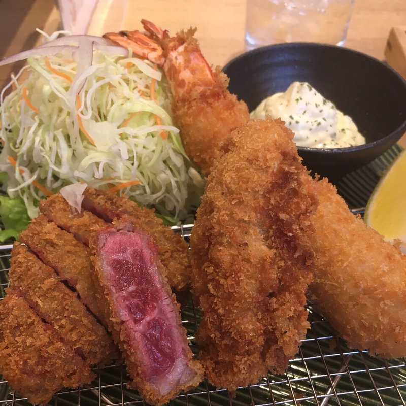 牛ロースカツと大海老、牡蠣カツ定食(牛カツ専門店 京都勝牛 小川町 )