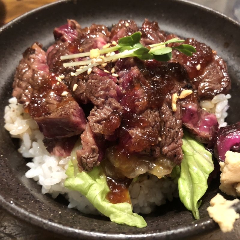 ステーキ丼(白肉屋)