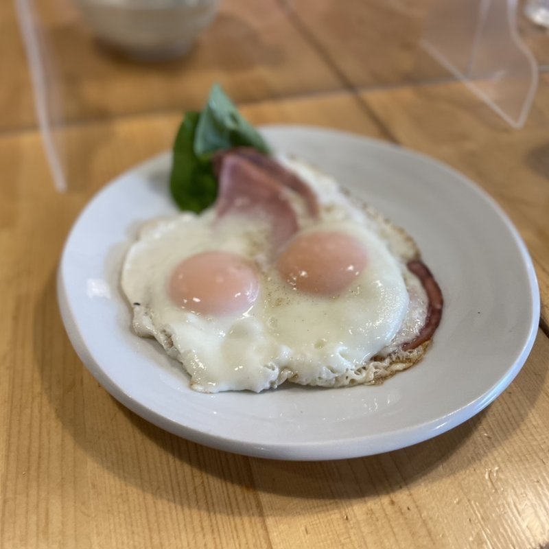 ハムエッグ(酒と飯　たまる食堂)