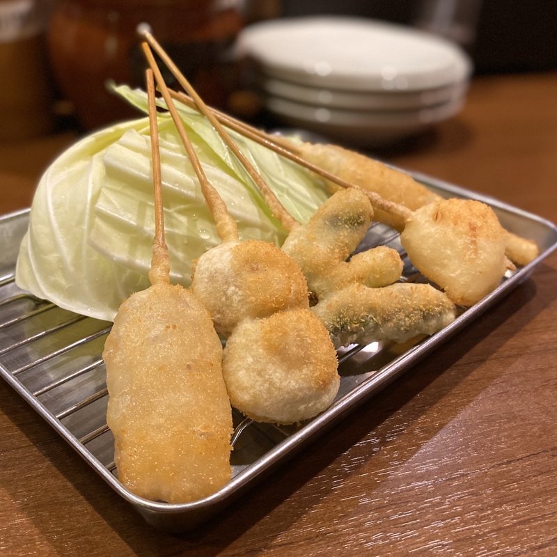 串カツ盛り合わせ5種(豚バラ、つくね、アスパラ、タマネギ、ししゃも)(くがに家)