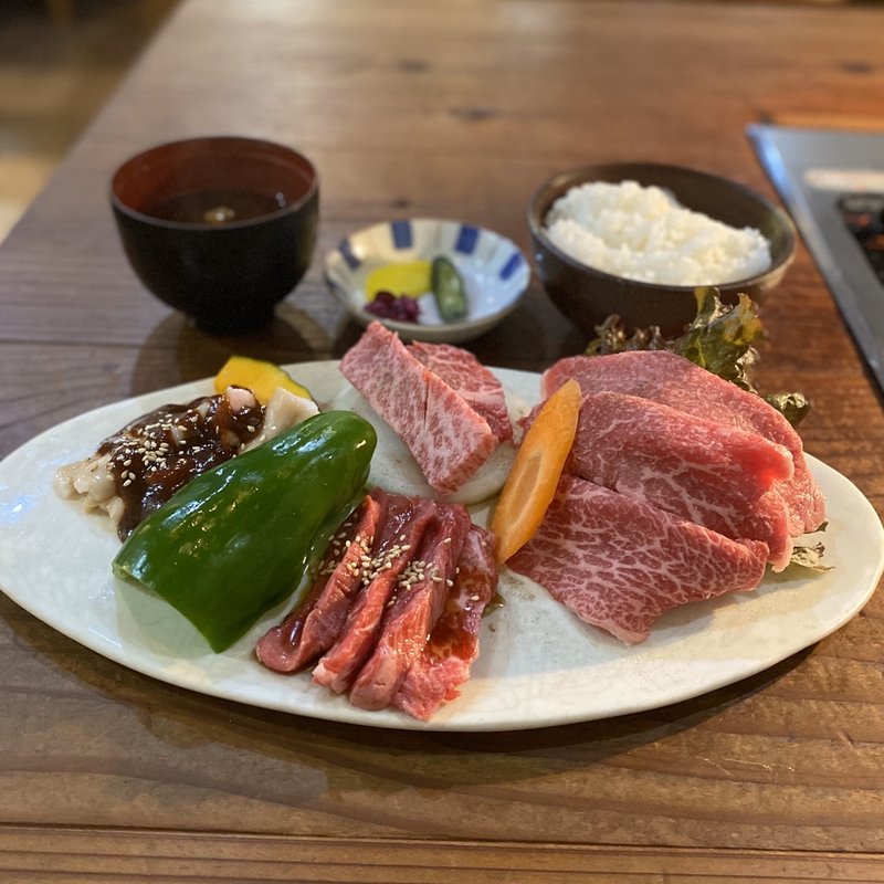 知多牛味くらべランチ(ネギ塩ロース、ロースカルビ、特選一口ステーキ、ホルモン、ご飯、お味噌汁、漬物)(黒牛の里 クラシティ半田店)