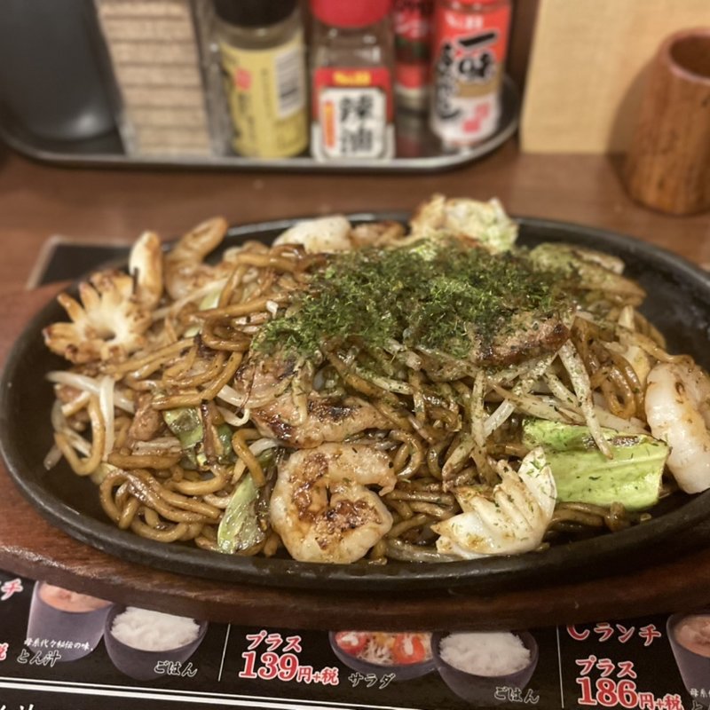 鉄板デラックス焼きそば(銀ちゃん 新宿紀伊国屋店  )