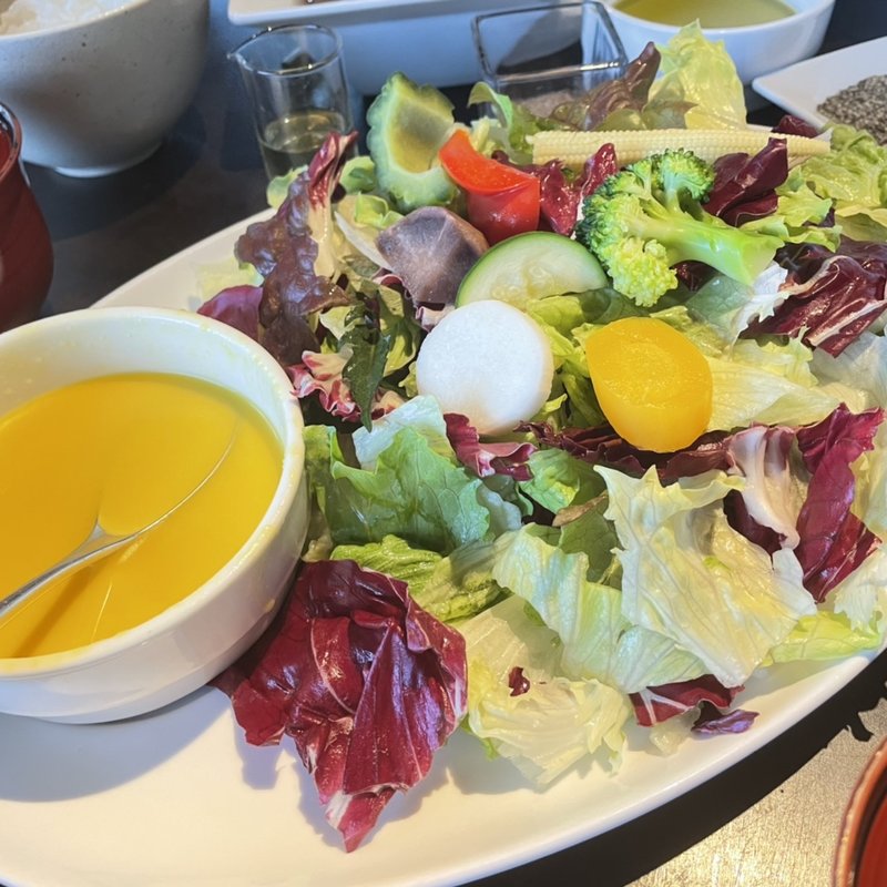 季節の野菜サラダ(星のや 竹富島 ゆんたくラウンジ )