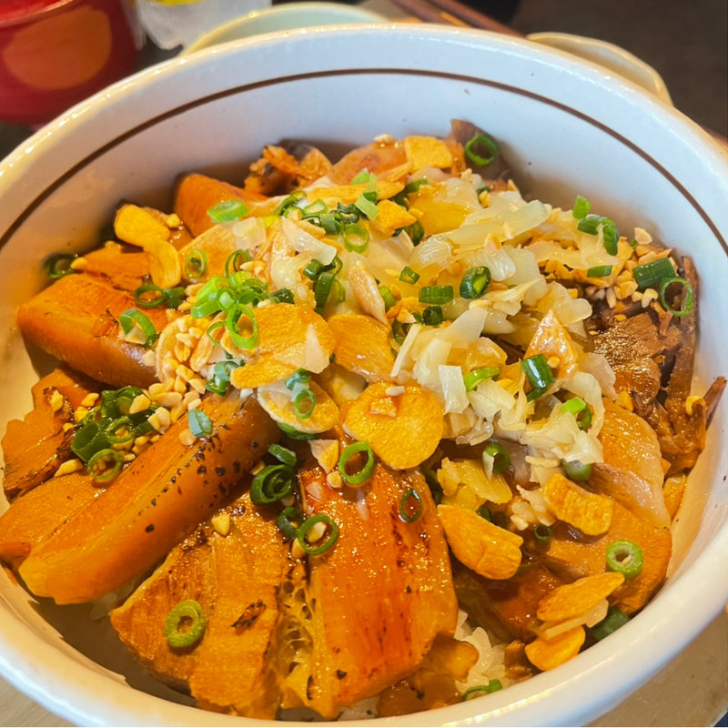 ラフテー丼温泉卵添え　インルームダイニング(星のや 竹富島 ゆんたくラウンジ )