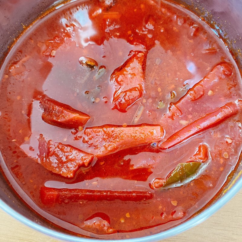 ヤゲン軟骨、ビーツ、赤かぶのバイマックルーカレー(大衆スパイス酒場 ニューヤスダヤ)