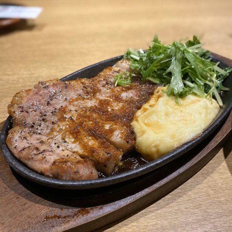 厚切りリブロースステーキ(オニオンソース)(豚都)