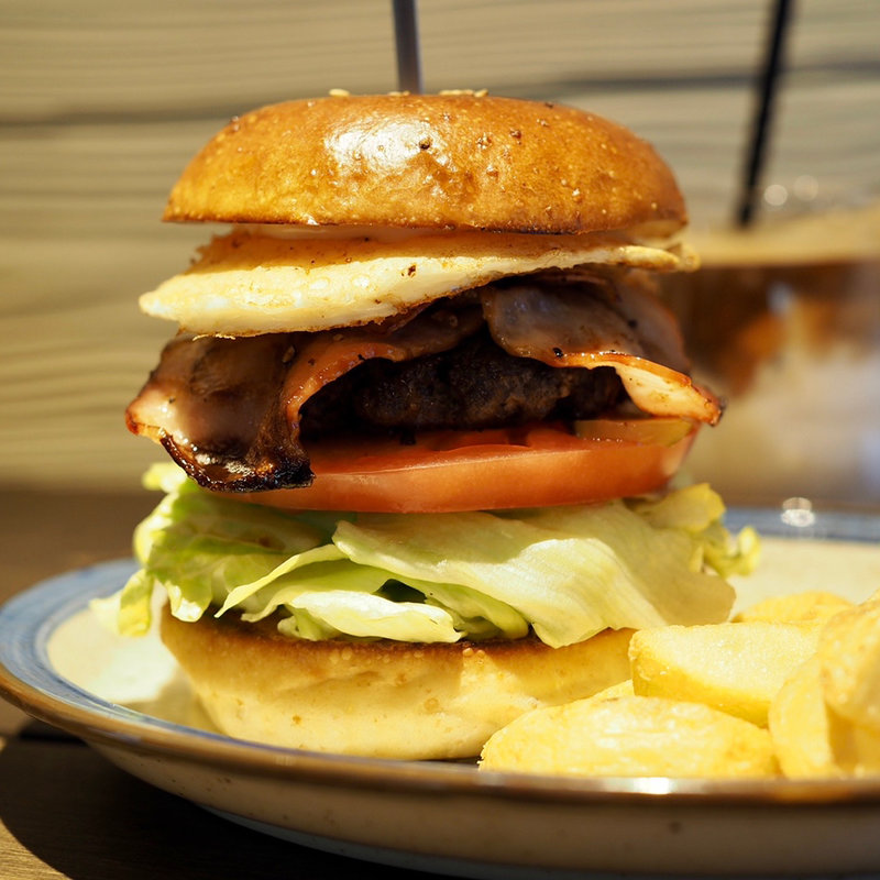 ベーコンエッグバーガー(だるま珈琲)