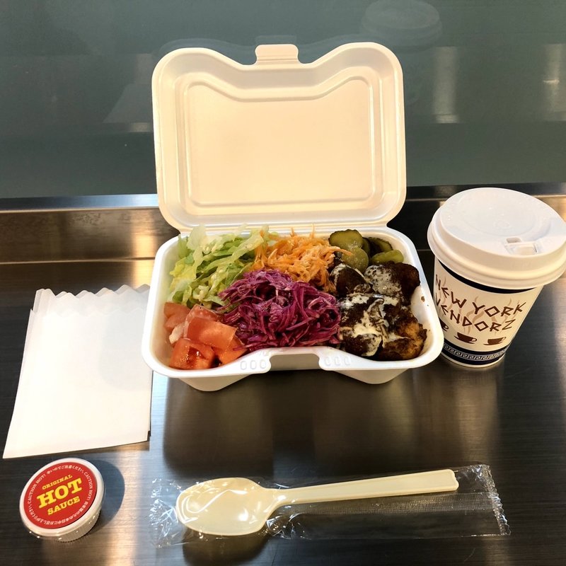 チキンオーバーライスに紫キャベツと紫レタスとキャロットラペ(New  York  vendorz)