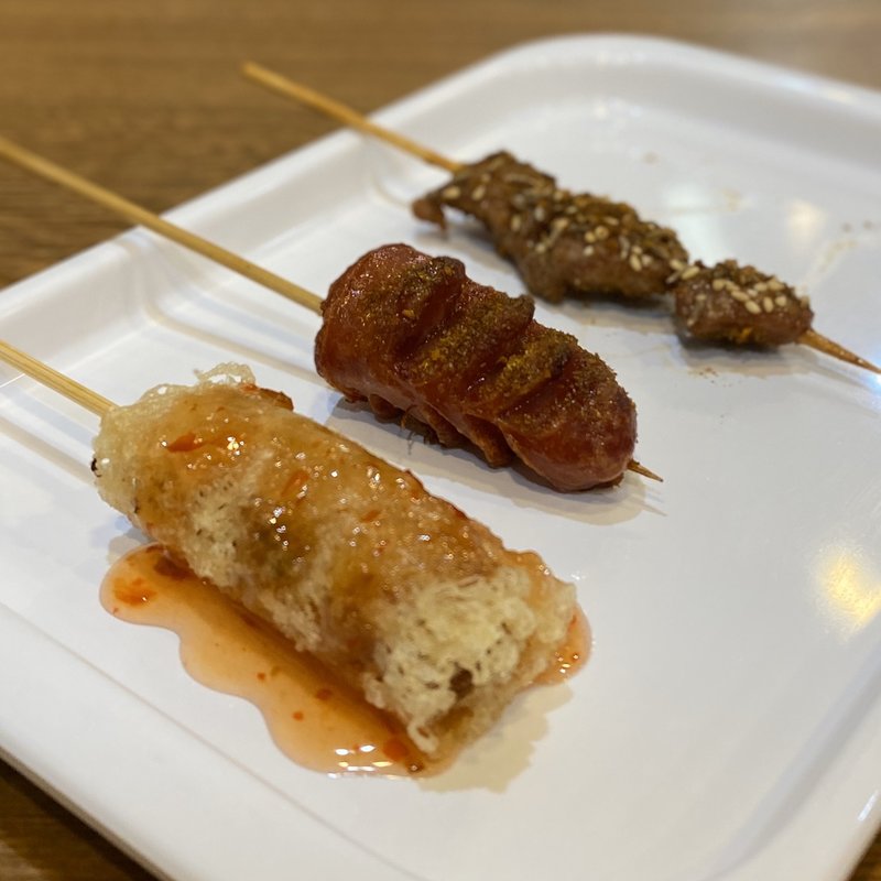 エビ春巻き、台湾ソーセージ、ラムの串(福円家麻辣湯)