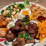 3種盛り（麻婆豆腐・魯肉飯・ポークカレー。ちょいパクチートッピング）(アジア食堂 ウータン)