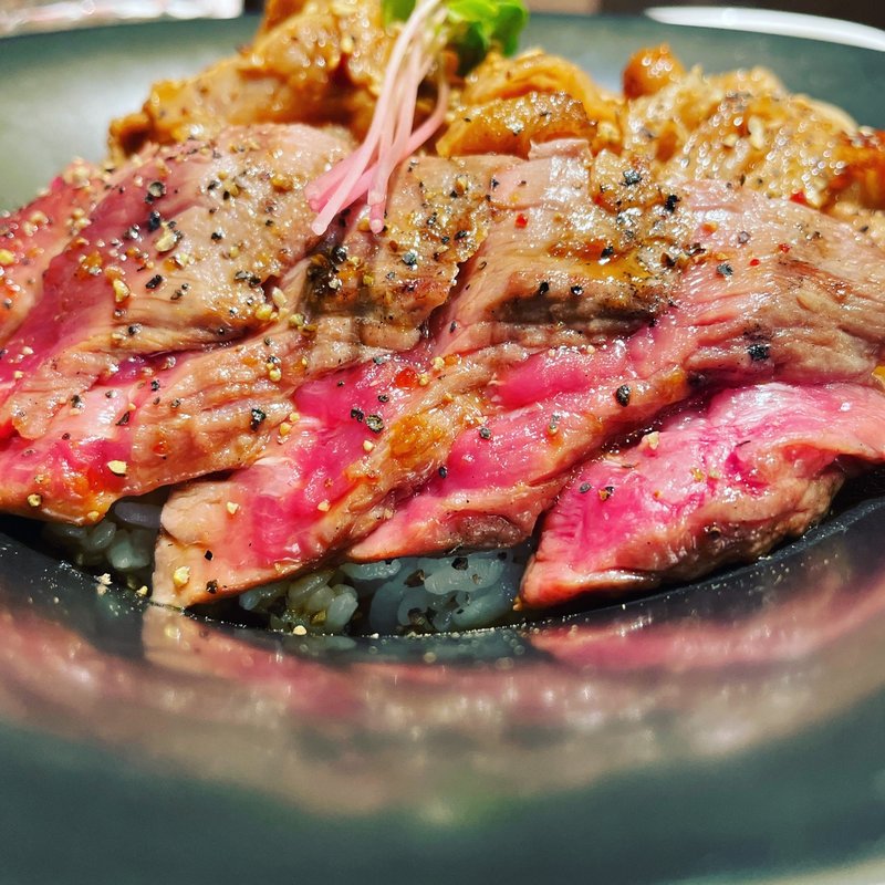 赤身ステーキ＆炙りカルビライス(ステーキ＆グリル ロマン亭)