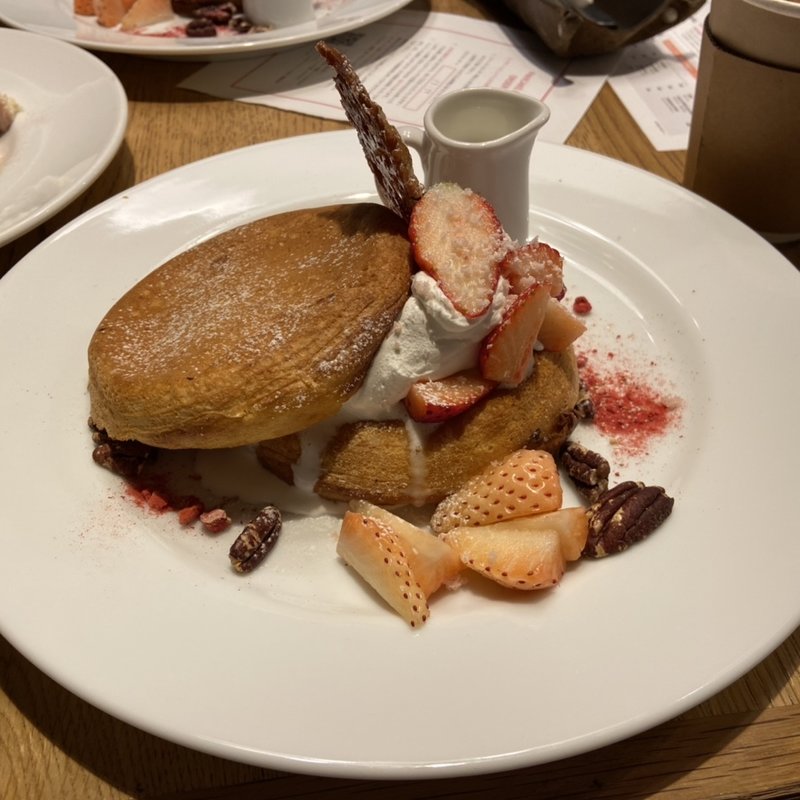 白苺と赤苺の紅白苺パンケーキ(カフェ＆ブックス ビブリオテーク 東京・自由が丘 （café & books bibliotheque）)