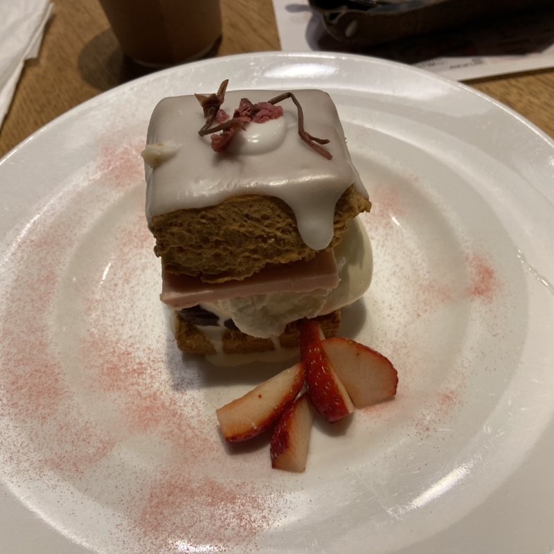 いちご発酵バターのスコーンサンド／濃厚カスタード(カフェ＆ブックス ビブリオテーク 東京・自由が丘 （café & books bibliotheque）)