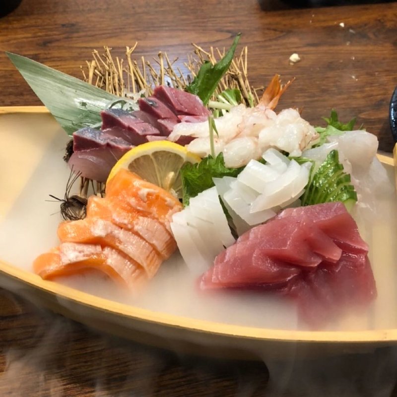 (地魚寿司鶏料理おどろき)