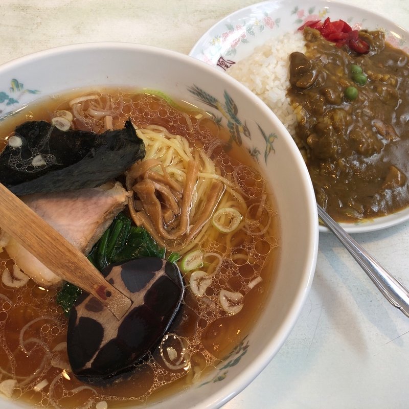 ラーメンと半カレー(中華料理 菊凰(きくほう))