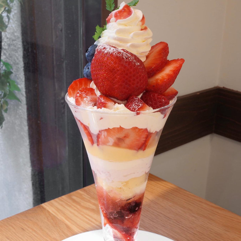 いちごmixパフェ～DXあまおう&とちおとめ(フルーツシェフ （Fruit Chef）)