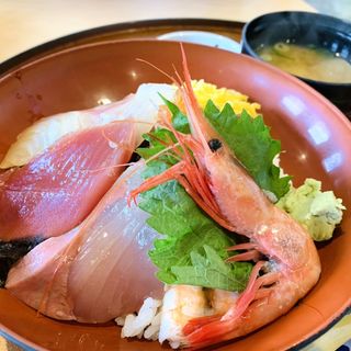 しんせん丼(お食事処 味波季 （マル海渡辺水産）)