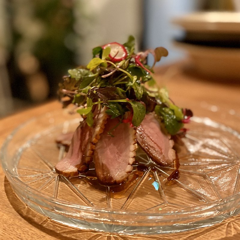 マグレカナール(鴨)スモークとシャインマスカットのサラダ仕立て(アイアン タイガー)