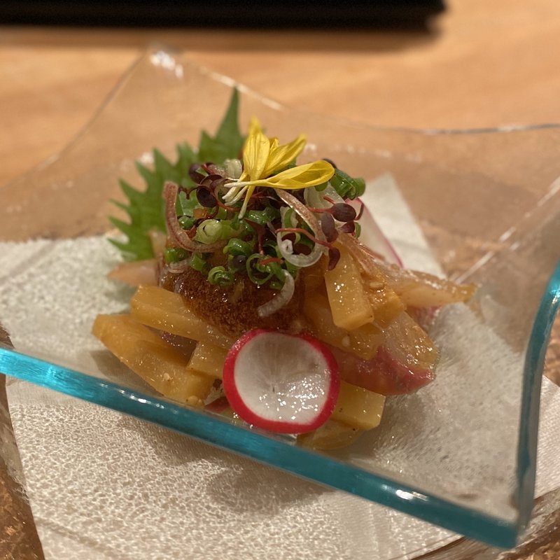 天然カンパチとたくあんスモークのゴマ醤油和え(アイアン タイガー)