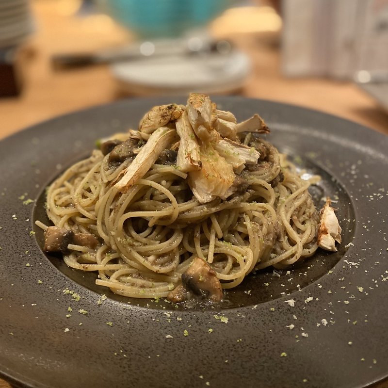 焼き松茸とブラウンマッシュルームのアーリオ・オーリオパスタ〜かぼすの香り〜(アイアン タイガー)