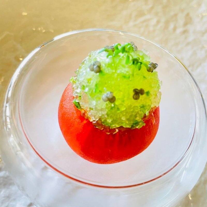 マグロのタルタル　フルーツトマトのファルシ(星のや 竹富島 ゆんたくラウンジ )
