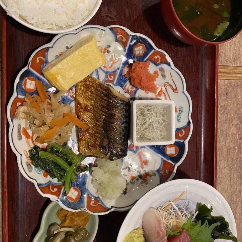 造り盛り合わせとさば塩焼き定食(魚料理ふじい)