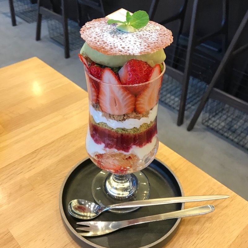 いちごとピスタチオのパフェ(FRUIT)