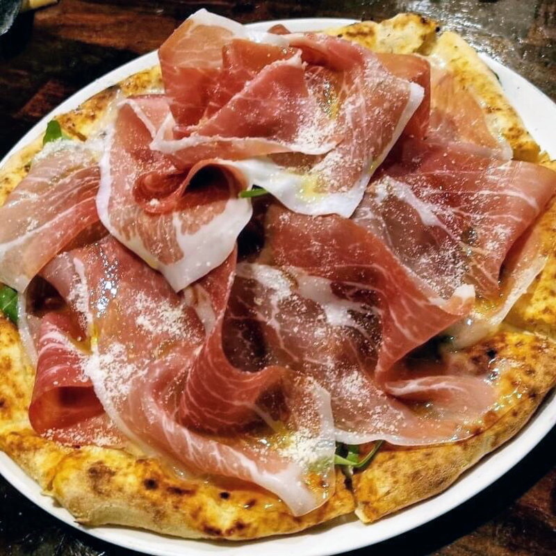 プロシュートと卵のピッツア(ラ・ピッコラ・ターヴォラ)