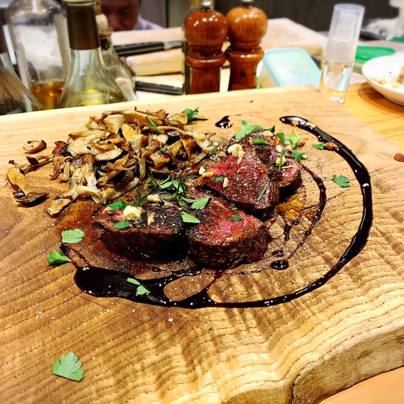 日本鹿の炭火焼きと香ばしい木の子山ぶどうのソース(ファロ)