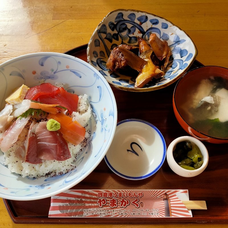 常磐もの海鮮丼とブリ煮付(四倉港 うまいもんや やまかく )