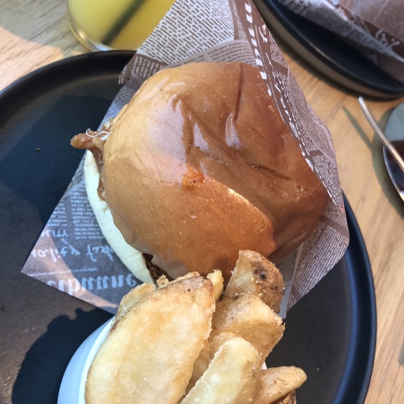 ハンバーガー(72°ジューサリー + カフェ バイ デイヴィッドマイヤーズ)