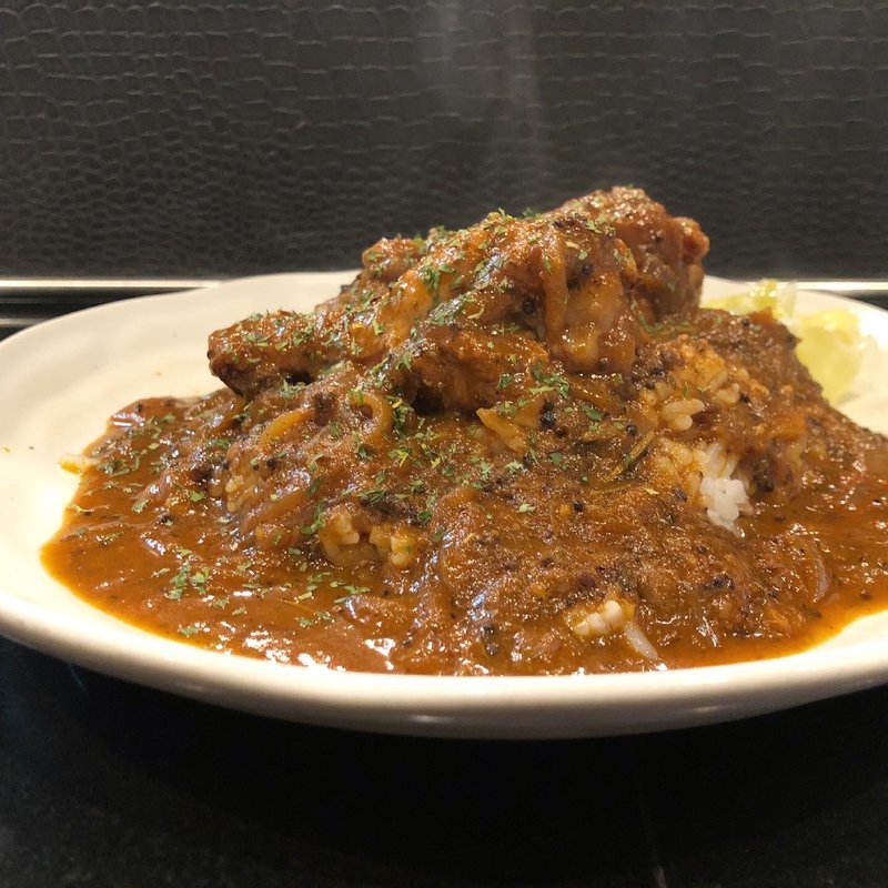 粗びきスパイスの辛口チキンカレー（期間限定メニュー）(本格カレー工房 カルダモン)