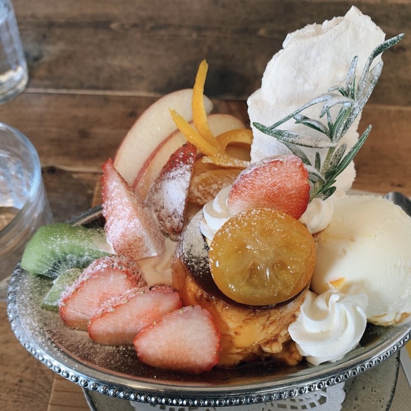 苺と金柑のプリンアラモード(手紙舎 つつじヶ丘本店)