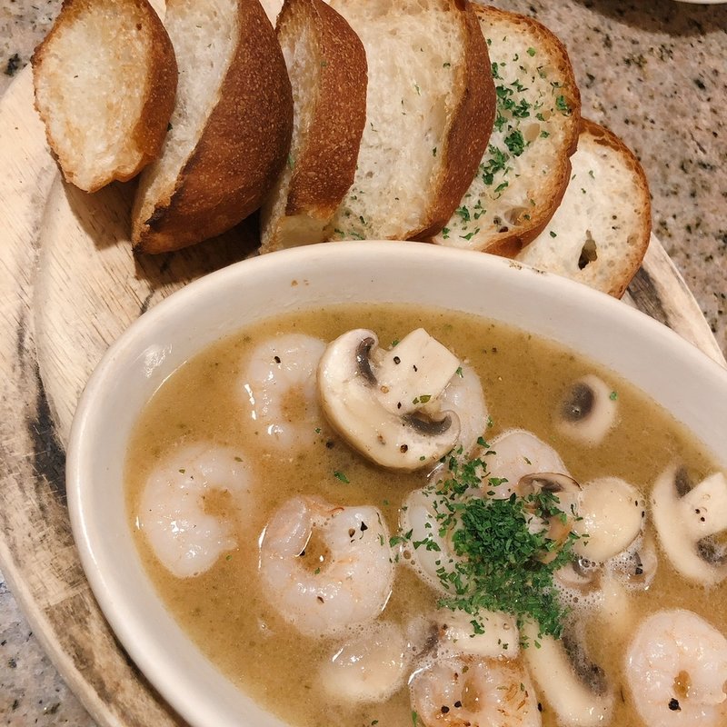 海老とマッシュルームのアヒージョ(梅田ワイン酒場 バルミチェ)