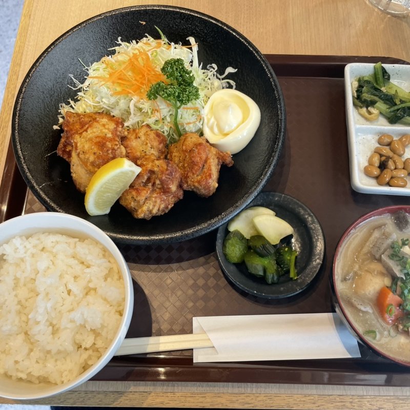 唐揚げ定食(酒と飯　たまる食堂)