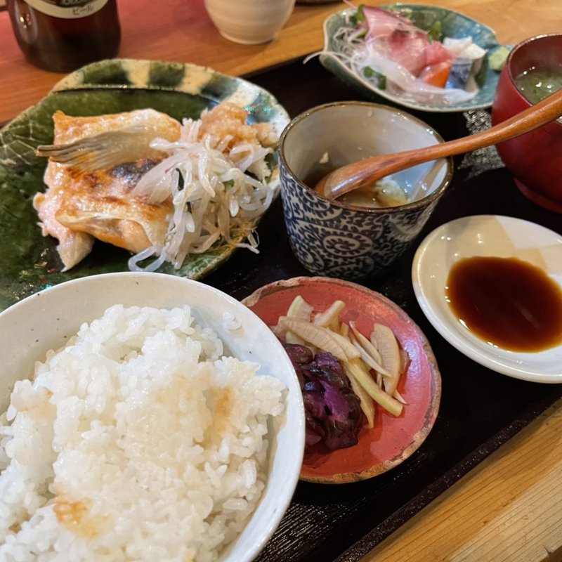 本日の焼き魚と刺身(魚食堂 きてれつ)