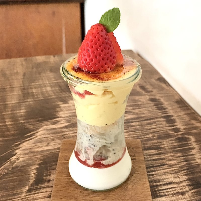 コーヒー香るいちごのブリュレパフェ -ミルフィーユ仕立て-(ホワイトバード コーヒー スタンド （Whitebird coffee stand）)